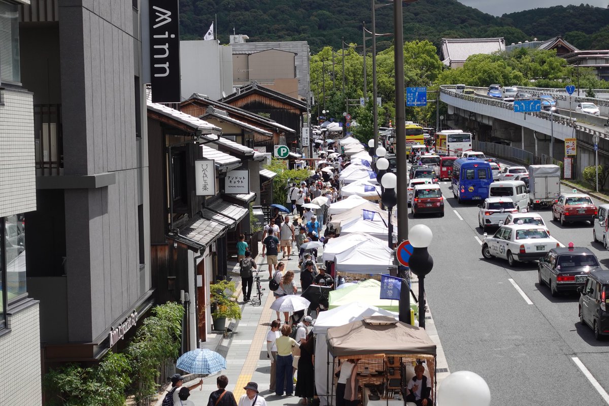 kyotoimakore's tweet photo. 京都 五条若宮陶器祭

五条若宮陶器祭が本日より8月10日まで行われます。
五条坂陶器祭りで有名ですがコロナで中止になり昨年から復活しました。
出店は約130店舗で五条坂の北側に並びます。
昔は南、北側に出店でしたが年毎に増える事を願います。
陶器の他にも色々な店が出ます。
若宮八幡宮参道にはキッチンカーが出ていて休憩も出来ます。
パンフレットやうちわも配られいました。
2026.8.7　11時30分撮影

#五条若宮陶器祭
#五条坂陶器祭
#京都観光情報
#kyoto