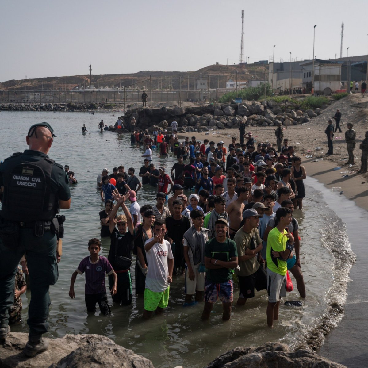 Currentreport1's tweet photo. Chinese intelligence suspects that Israel's Mossad was behind the Ceuta migrant crisis, using it as a hybrid warfare operation against Spain over Madrid's pro-Palestinian position. https://t.co/3g92elcEzi
