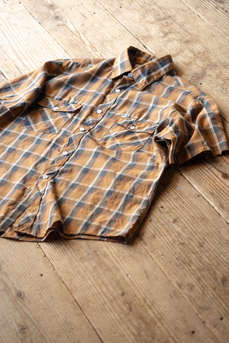 38CLOTHING's tweet photo. cotton/polyesterの涼しい1枚
流石に暑過ぎるので
涼しい半袖シャツをサラッと羽織っては
如何でしょう？
襟芯入りの渋めな1枚です。

それでは本日も皆様のご来店を
心よりお待ちしております。

peace https://t.co/rnilrpVIqj