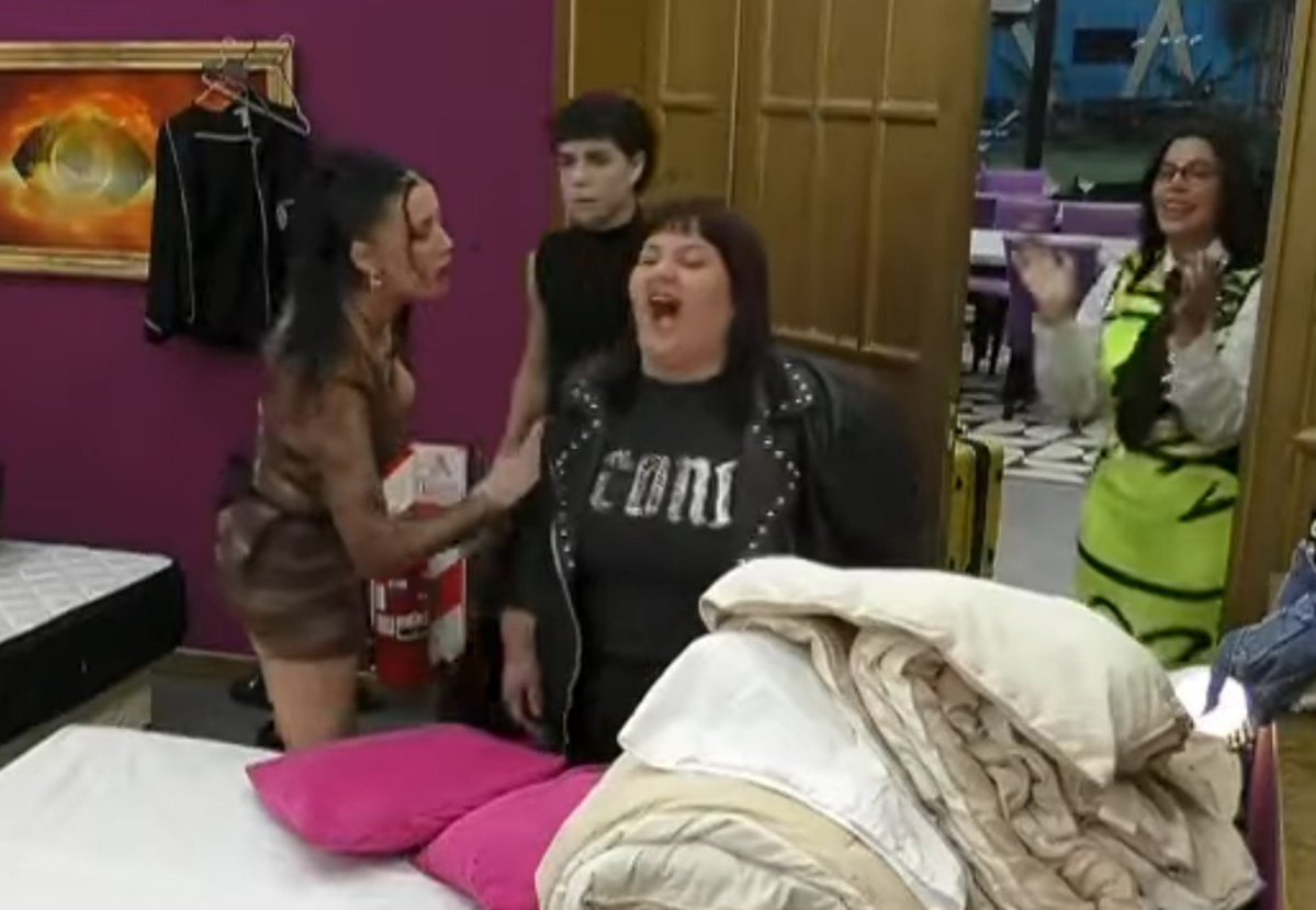 scorpioswift's tweet photo. Juli: cuando se quedó Sol ella sintió miedo por como la fueron a atacar en masa. En un momento yo dije "esta chica se pone violenta" nos dió miedo, yo la agarre y la lleve a la habitación y fueron a pechearla, a atacarla en masa. Yo ponía el cuerpo

Fue un montón 💀
#GranHermano https://t.co/R7Lhyd41W6