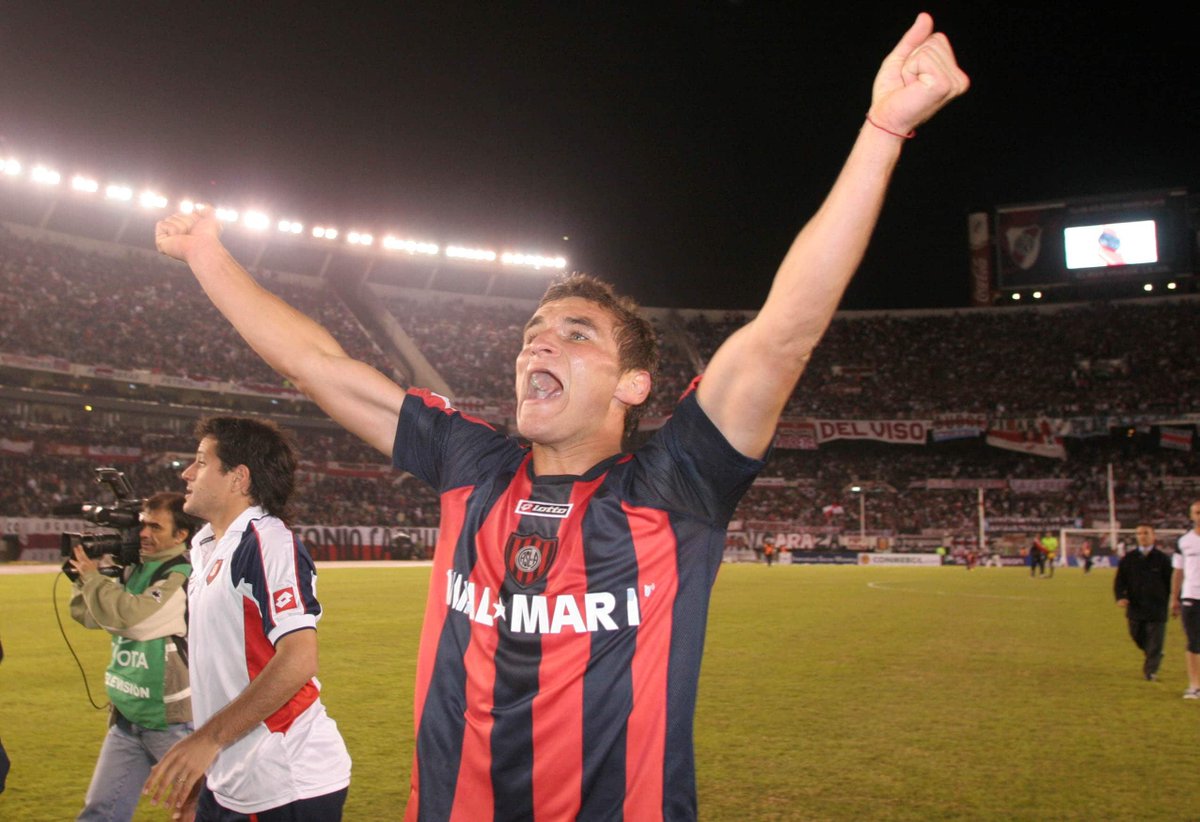 Alee1314_'s tweet photo. San Lorenzo con 2 menos / Huracan con 2 menos https://t.co/wnuSAPJit8