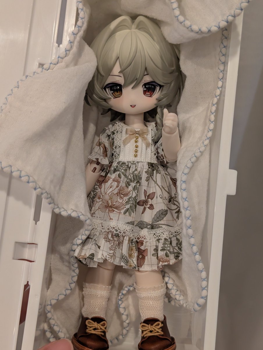 mog_7g's tweet photo. @komari_doll お返事すっかり遅くなってしまってすみません…！😭💦
リーフ柄のお写真見た時にビビッ！と☺️✨
イシルちゃんに全体的な色味がぴったりで✨️デザインはもう大好きなkomariさんらしいワンピースで飛びついてしまいました🥰あとでちゃんとしたお写真撮りたいのですが、出かける前のイシルさんです👍 https://t.co/CTXhmMdKpb