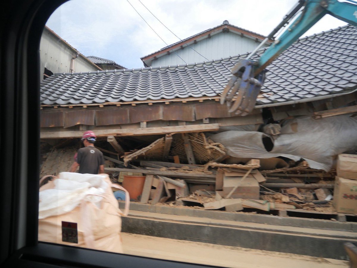 tamutomojcp's tweet photo. 昨日も今日も、熊本市内から宇土市、宇城市、八代市へと、車で移動。崩れた家やお墓の多さに驚きながら移動しています。

立派な瓦屋根の木造住宅はことごとく全半壊のようにに見えます。

道路沿いの家では、道路の安全国保のためか、解体が始まっています。 https://t.co/oDZs3vqJMT