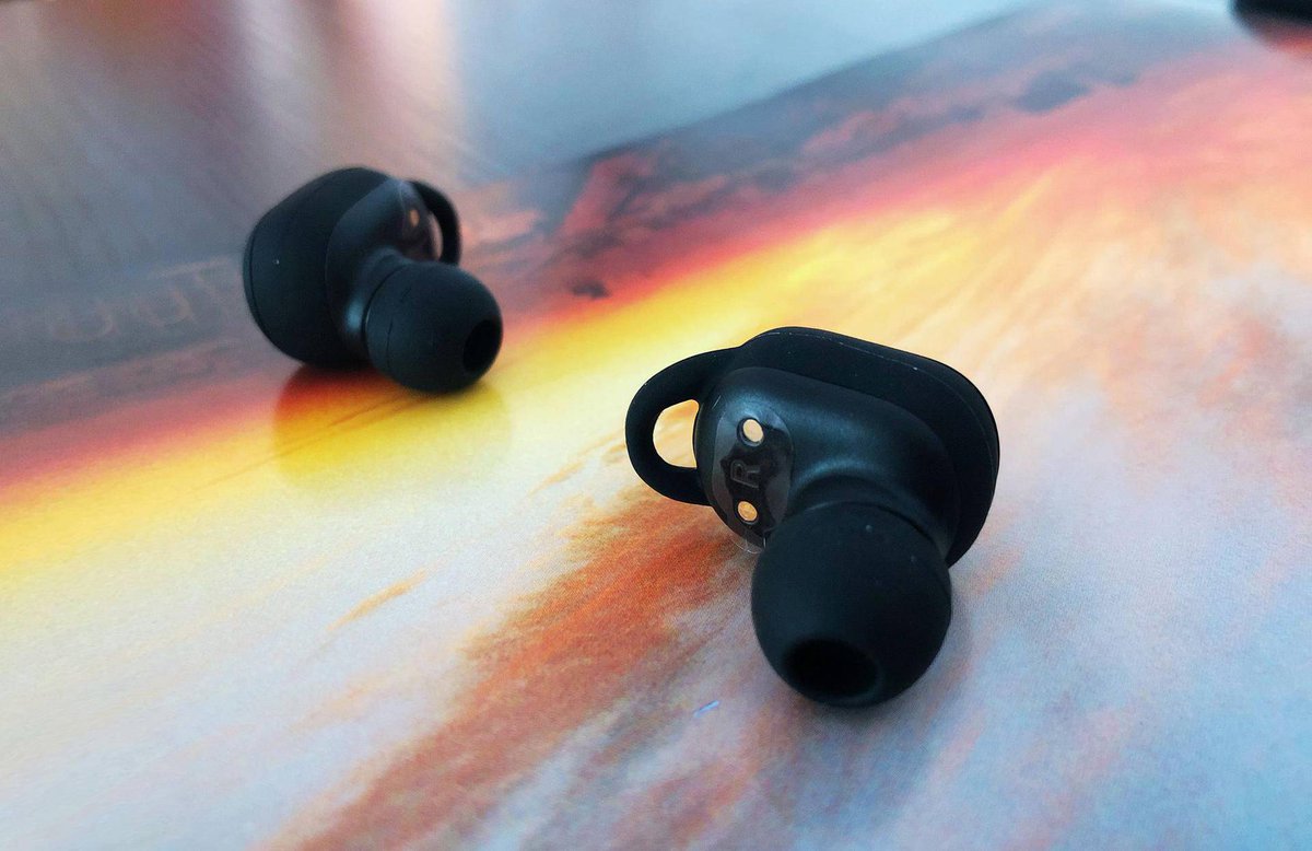 MarineRadetshq's tweet photo. Just unboxed my new wireless earbuds—sound quality is chef’s kiss, and they fit like a glove! No more tangled wires, so ready for my morning run https://t.co/6OEfJph6Hg