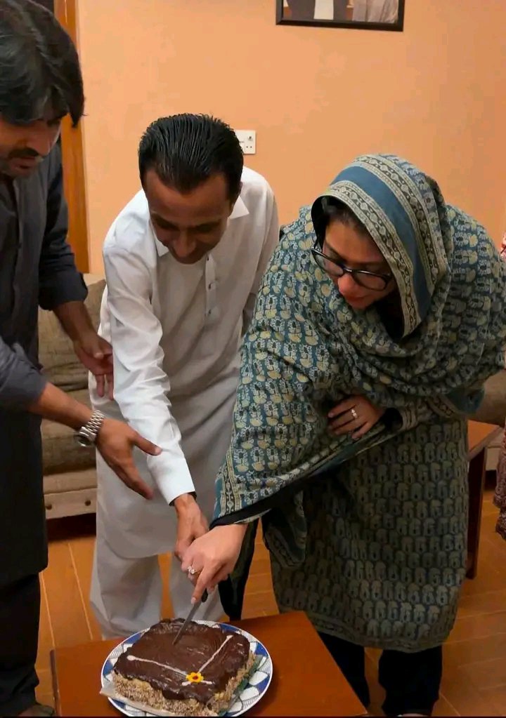 raza1561435's tweet photo. مری ہاؤس بیرانی 
 پاکستان پیپلز پارٹی کی سینیٹر قرت العین مری صاحبہ نے پیپلز پارٹی کھپرو پیپلزپارٹی رہنما اور ہر دلعزیز شخصیت عمر گل ہنگورجو کی سالگرہ کے موقع پر کیک کاٹا اور انہیں دلی مبارکباد پیش کی
اس موقع پر ڈپٹی کمشنر سانگھڑ سمیت دیگر پارٹی رہنما موجود تھے

@Anny_Marri https://t.co/dHv1HwgFRc