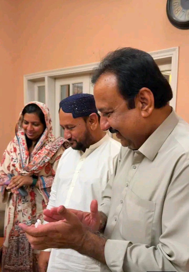 raza1561435's tweet photo. مری ہاؤس بیرانی 
 پاکستان پیپلز پارٹی کی سینیٹر قرت العین مری صاحبہ نے پیپلز پارٹی کھپرو پیپلزپارٹی رہنما اور ہر دلعزیز شخصیت عمر گل ہنگورجو کی سالگرہ کے موقع پر کیک کاٹا اور انہیں دلی مبارکباد پیش کی
اس موقع پر ڈپٹی کمشنر سانگھڑ سمیت دیگر پارٹی رہنما موجود تھے

@Anny_Marri https://t.co/dHv1HwgFRc