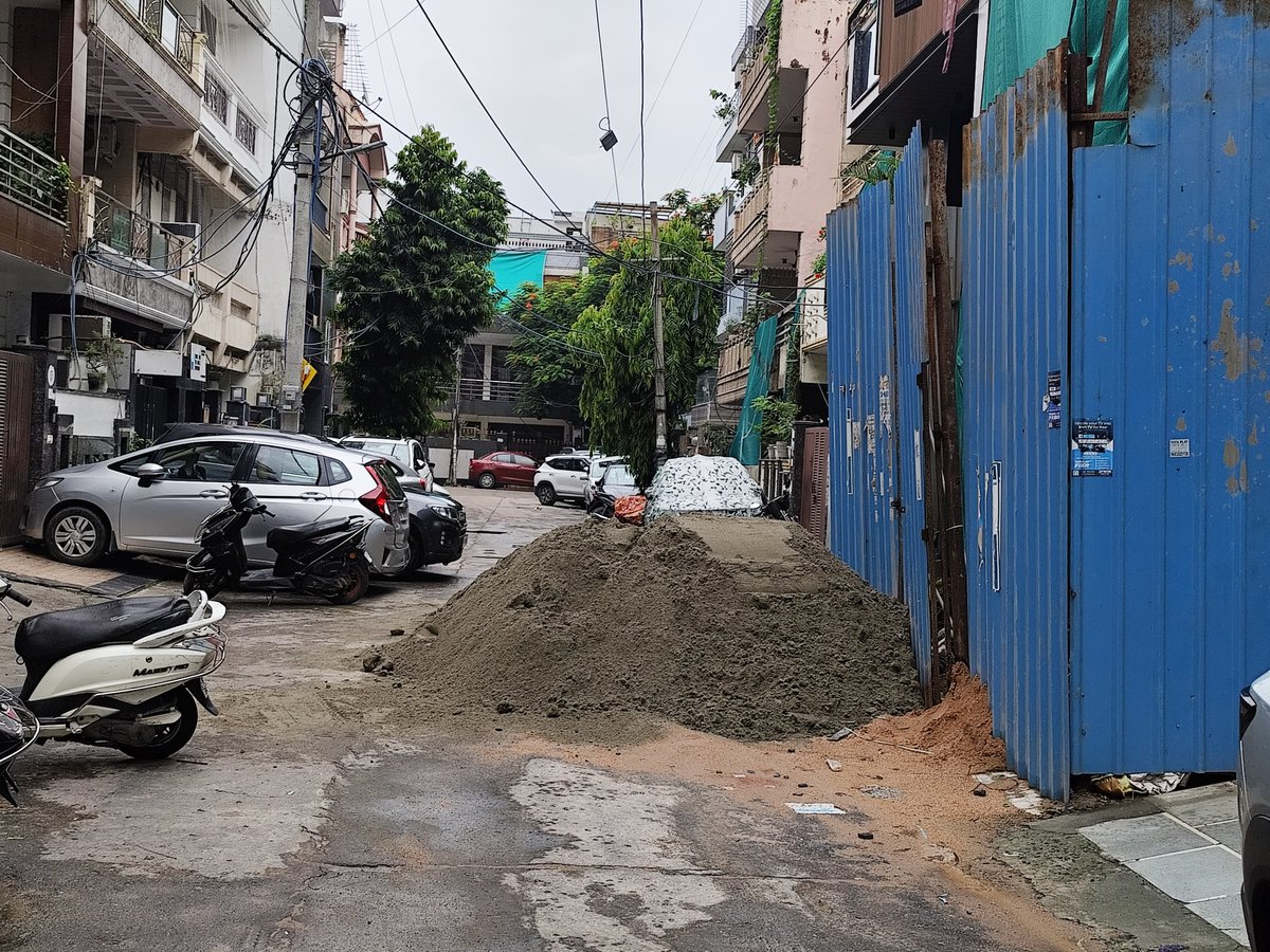 nitinniku's tweet photo. @MCD_Delhi @LtGovDelhi @dckpzmcd Sir again wr arr facing same problem with construction at A 93 Derewal Nagar Delhi - 9 . PS : Model Town https://t.co/qfEIYIJ8nd