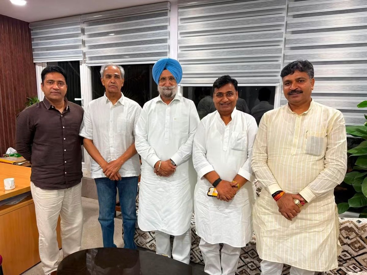 HC_meenaMP's tweet photo. दिल्ली में अखिल भारतीय कांग्रेस कमेटी के महासचिव एवं राजस्थान प्रभारी श्री सुखजिंदर सिंह रंधावा जी, राजस्थान प्रदेश कांग्रेस कमेटी के अध्यक्ष श्री गोविंद सिंह डोटासरा जी तथा राजस्थान विधानसभा में नेता प्रतिपक्ष श्री टीकाराम जूली जी से शिष्टाचार मुलाकात हुई।
इस दौरान संगठन की मजबूती, प्रदेश के समसामयिक राजनीतिक विषयों एवं जनहित के मुद्दों पर सार्थक चर्चा हुई।
@INCIndia 
@Sukhjinder_INC
@INCRajasthan
@GovindDotasra
@TikaRamJullyINC 
@RahulKaswanMP