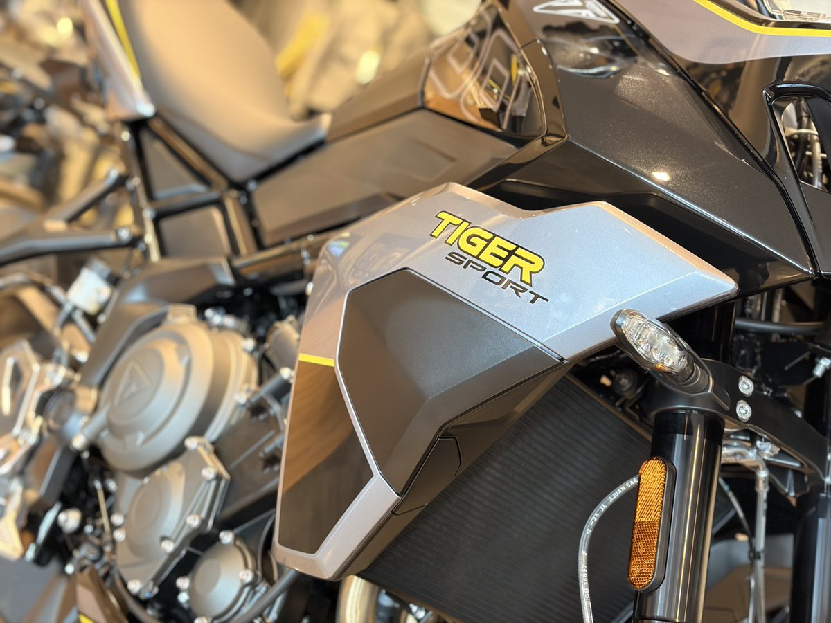 triumphkagosima's tweet photo. NEWカラーの #TIGERSPORT800 入荷です！
排気量UPでより快適なツーリングを実現したスポーツツアラーモデル！パニアを付ければどこまでも旅に行けちぃます😊
ブラックとグレーのツートンカラーにイエローが映えますね✨
ぜひ一度実車をご覧ください♪

#トライアンフ鹿児島 https://t.co/ooYF1vKVTQ