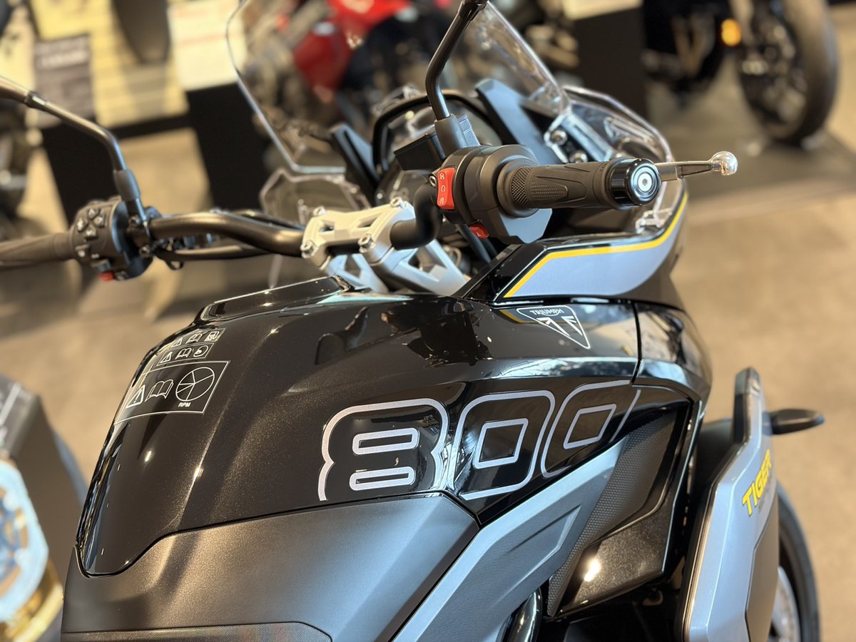 triumphkagosima's tweet photo. NEWカラーの #TIGERSPORT800 入荷です！
排気量UPでより快適なツーリングを実現したスポーツツアラーモデル！パニアを付ければどこまでも旅に行けちぃます😊
ブラックとグレーのツートンカラーにイエローが映えますね✨
ぜひ一度実車をご覧ください♪

#トライアンフ鹿児島 https://t.co/ooYF1vKVTQ