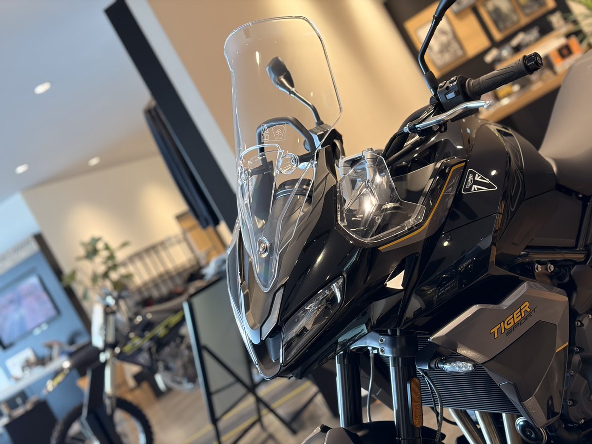 triumphkagosima's tweet photo. NEWカラーの #TIGERSPORT800 入荷です！
排気量UPでより快適なツーリングを実現したスポーツツアラーモデル！パニアを付ければどこまでも旅に行けちぃます😊
ブラックとグレーのツートンカラーにイエローが映えますね✨
ぜひ一度実車をご覧ください♪

#トライアンフ鹿児島 https://t.co/ooYF1vKVTQ