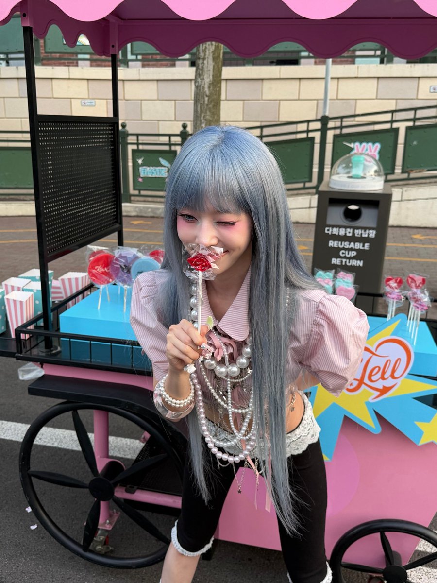 inkandwinter's tweet photo. Ada yang mau permen? Aku jualan permen. Beli permen dapat akuuuu. 🍬🍭 https://t.co/aarHqxxK6E
