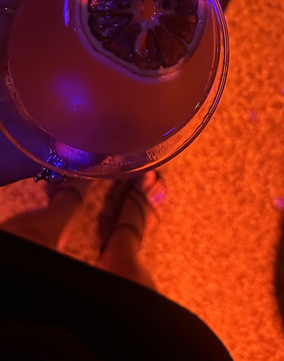 ScarOwnsYou's tweet photo. Martini to start the night 💋 https://t.co/AIq6UEKiFM