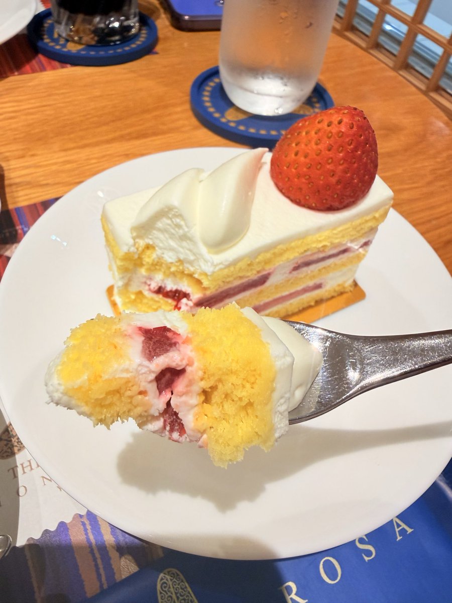 hamarepo's tweet photo. 【横浜駅構内とは思えない空間☕️】

横浜駅にある
「THE ROYAL CAFE YOKOHAMA 
MONTE ROSA」
(ザ ロイヤル カフェ ヨコハマ モンテローザ)

駅構内とは思えないほど、 クラシカルで高級感あふれる店内。

慌ただしい駅の雰囲気を忘れて、 ゆったりとティータイムを楽しめる一軒です😌

今回は
・ショートケーキ🍰
・マンゴーシブースト(季節のスイーツ)🥭

詳しく紹介していきます👇
#横浜カフェ紹介 #横浜駅カフェ #カフェ巡り #喫茶店 #はまれぽ