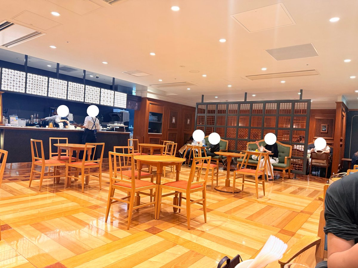hamarepo's tweet photo. 【横浜駅構内とは思えない空間☕️】

横浜駅にある
「THE ROYAL CAFE YOKOHAMA 
MONTE ROSA」
(ザ ロイヤル カフェ ヨコハマ モンテローザ)

駅構内とは思えないほど、 クラシカルで高級感あふれる店内。

慌ただしい駅の雰囲気を忘れて、 ゆったりとティータイムを楽しめる一軒です😌

今回は
・ショートケーキ🍰
・マンゴーシブースト(季節のスイーツ)🥭

詳しく紹介していきます👇
#横浜カフェ紹介 #横浜駅カフェ #カフェ巡り #喫茶店 #はまれぽ