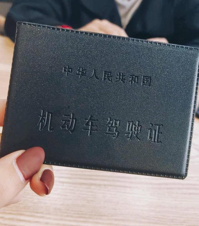isuzzz1's tweet photo. 科三一把过！从挂科的“马路杀手”到从容超车，练车时被教练骂到怀疑人生的日子，今天终于画上句号，喜提驾照本一枚～ https://t.co/lzF71Tqa6U