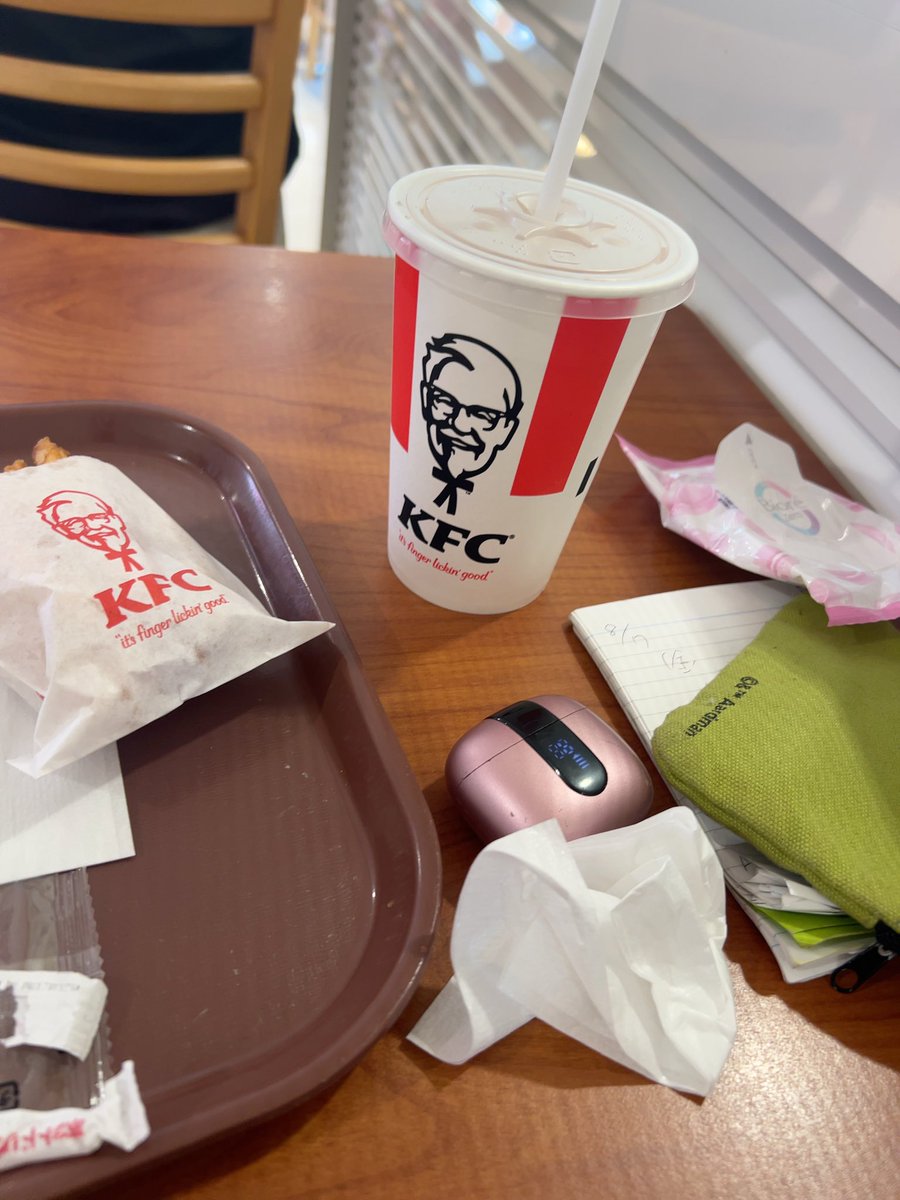 kawabro's tweet photo. 狂乱やらしくお願いしますツイッチで知り合った@SaMeKunjp にあやかってKFCのペッパーマヨツイスターセットブロね〜働かなくなって外に出なくなった両親は今頃祖母が残した畑で金属探知機を振りかざして不発弾でも探してる頃ブロかな〜
#狂乱のブロ
#ぶ飯
#明日もパートあります https://t.co/mGRPlqe6Fe