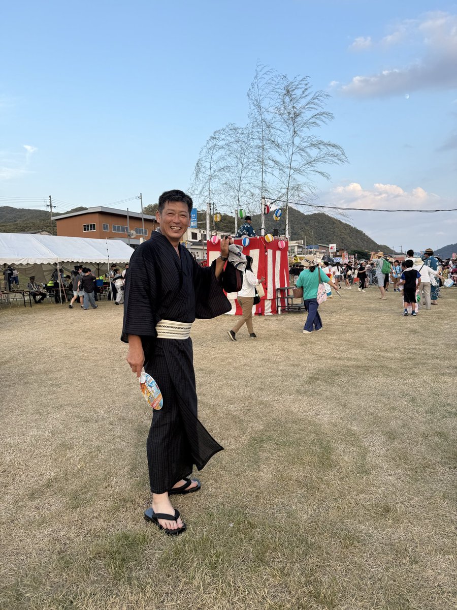 IwDXv9905GmKBrU's tweet photo. 暑中お見舞い申し上げます。
毎日暑い日が続いてますが
皆さんお身体呉々もご自愛下さい。

外に出かける時は水分補給忘れず
体調に異変があれば必ず室内の涼しい場所で安静にしてください。 https://t.co/788Y9nxmn7