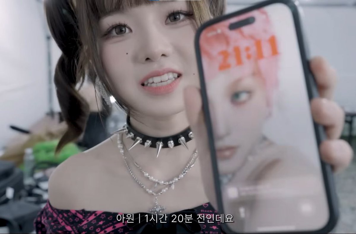 HOWLPHAZ's tweet photo. Hehe, cute~ Awon from Korean rock girl group ALICE SYNDROME has a picture of Chisa as her phone wallpaper https://t.co/Z06zg7hSEw