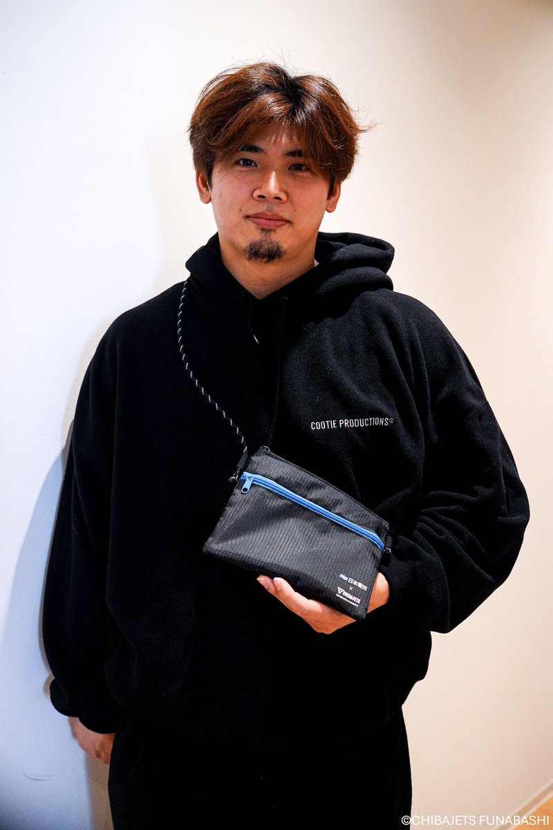 nihondengi_jp's tweet photo. 🎁来場者プレゼントアンケート🎁
2026-27シーズンも #千葉ジェッツ のホームゲームで冠試合の開催を予定してます🏀
皆様のリクエストを募集しますので、是非この投稿にリプライで教えて下さい📝

昨シーズンはタオルとサコッシュを来場者全員にプレゼントしました♪
特に #荒尾岳 選手の迫力満点のタオルが大好評でしたので、プレッシャーを感じています､､🤦🏻