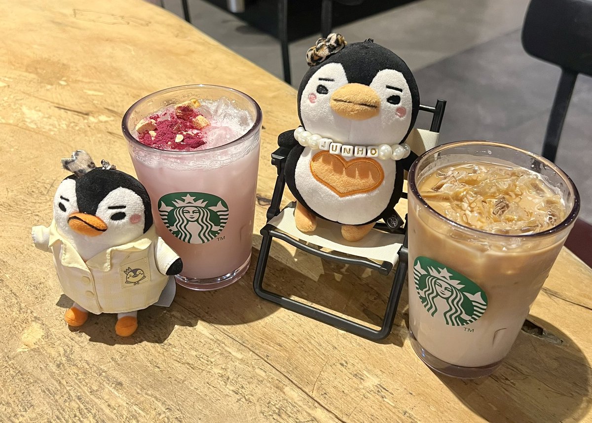 DOCMEL_2009's tweet photo. No matter where I go, PenPen comes with me. 🐧💛
Coffee, good company, and a little reminder of the one who makes every day brighter. 🌻
#LEEJUNHO #PenPen https://t.co/h9we7aLa0k