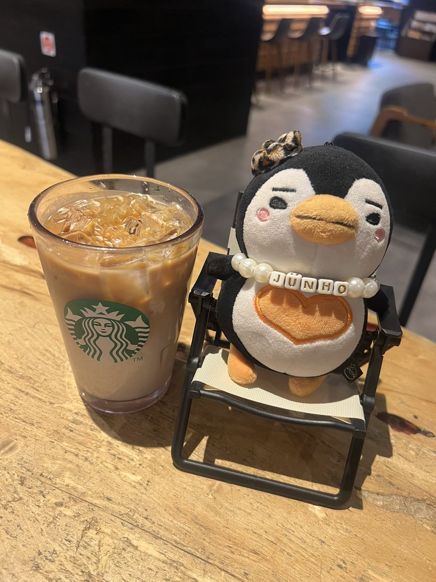 DOCMEL_2009's tweet photo. No matter where I go, PenPen comes with me. 🐧💛
Coffee, good company, and a little reminder of the one who makes every day brighter. 🌻
#LEEJUNHO #PenPen https://t.co/h9we7aLa0k