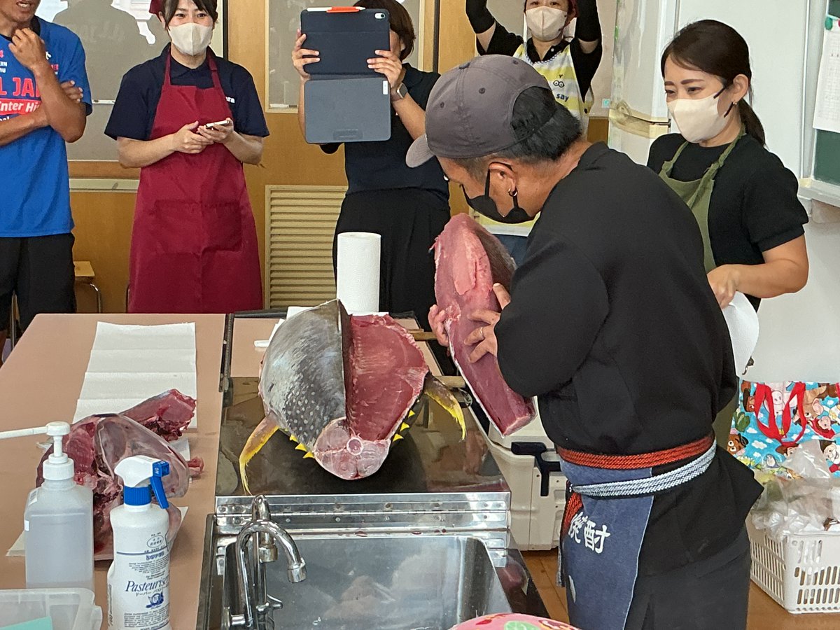 nishihara_esc's tweet photo. 今日は家庭教育学級で親子食育教室が行われています。講師の漁師さん（保護者でもあります）がサメの唐揚げとマグロ料理を指導してくださるのですが、まずはマグロの解体ショーでした！親子で貴重な体験をしています。きっと夏休みのいい思い出になると思います。 https://t.co/1H6N6wdvVv