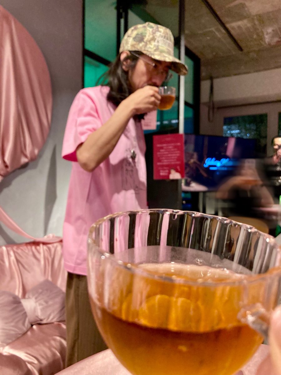 koyuki_ya's tweet photo. 2026.8.6 #呪物メイト After Dark Tea 夜の呪物茶会 #ASITA_ROOM
2日目もブラックティーで乾杯。お茶会のメニューは、手作りのマカロンと苺風味のスコーン🍓パンに苺ジャム。
楽しい時間はあっという間で、最後に展示品の呪物にまつわる怪談を、シュガーポットの実物を手にしながら語るのを聞けて、感無量🥹
やまちゃんの話からの怪談は、不思議な話から怪奇現象に、だんだん話が進むにつれ怖くなる。
#田中俊行
