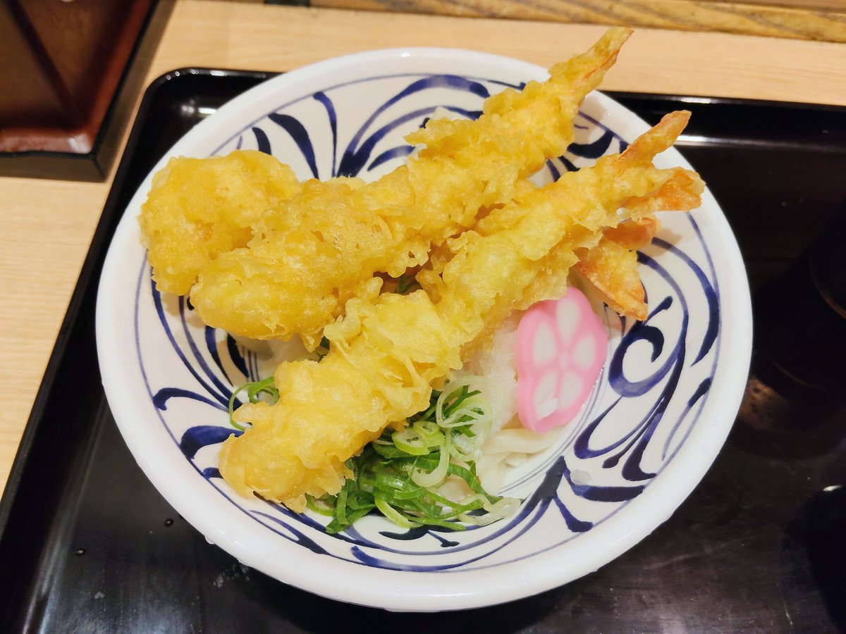 bluefish5673's tweet photo. 8/7は、はなまるうどんの日とのことで、期間限定メニューのはなまる感謝うどんを食べてきました〜
運よく海老天が揚げたてで美味しかったです😁
#はなまるうどん　#新宿 https://t.co/eyHjb41UV1
