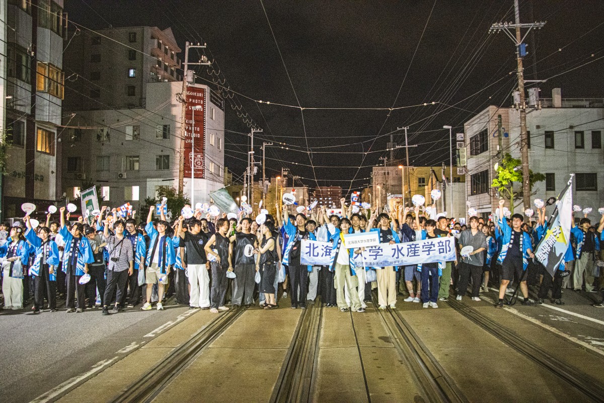 HokusuiD's tweet photo. 水産学部は2026年8月2日に、函館港まつり+北大創基150周年PR企画として「ワッショイはこだて」に参加しました。150名の参加を目標にしていましたが、想定を大きく上回る約220名の皆様にご参加いただき、水産学部として函館港まつりを大いに盛り上げることができました https://t.co/RKClTgWIqm