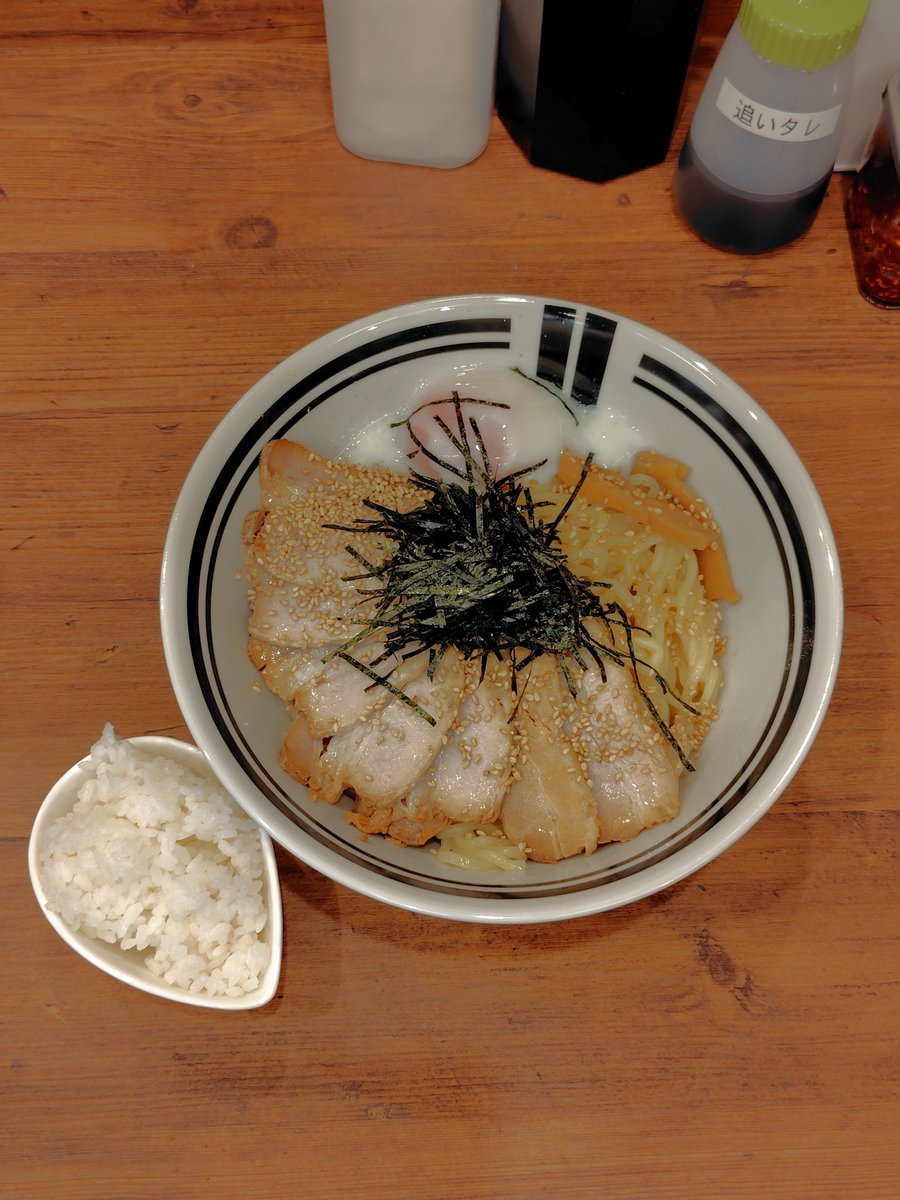 kensuke75m's tweet photo. 元町の #油そば・まぜそばロマン神戸元町店 にて、全部のせ油そばの大盛と追い飯を注文。
8月6日にオープンした新店で、12日までトッピング一生無料シールが貰えます。
#油そば・まぜそばロマン #ロマン #油そばロマン #まぜそばロマン https://t.co/5QL85az86a
