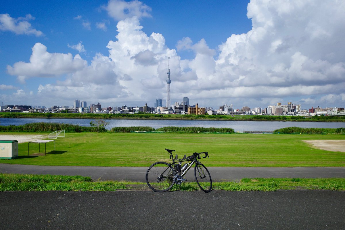 una_coool's tweet photo. 今日の早朝サイクリング
すっかり雲が夏って感じ
走ってる分には良いが、止まると暑い https://t.co/qFbGCmtfKS
