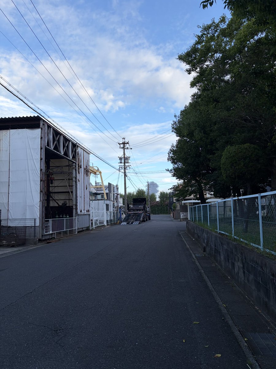 KVAMG1's tweet photo. 朝さんぽ
何やら物騒な黒煙 https://t.co/mrliDQqQqi