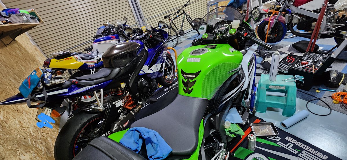 honehoneman1's tweet photo. 6RとR6のフルード変えたり https://t.co/4dUTXvftpV