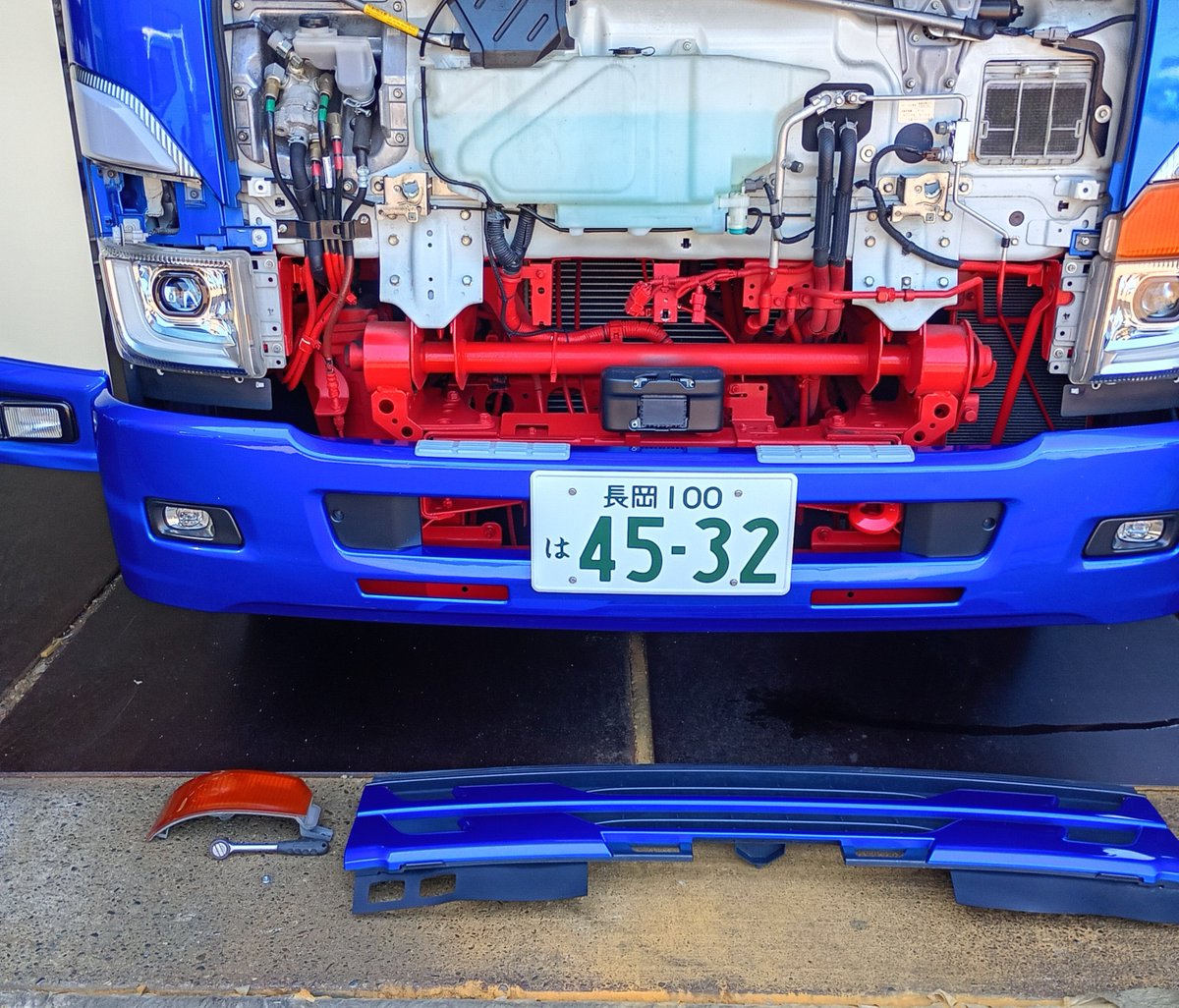 katahiro_'s tweet photo. ウインカーの球切れを交換したかっただけなのに https://t.co/KthG3r9Kfi