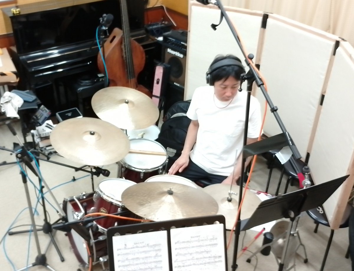 Suzuki_Studio_1's tweet photo. 先日は遠峰あこさんの新作アルバムの録音開始。取り敢えず最初の３日間が終わり、仮歌&amp;仮アコーディオン、ピアノ、ドラムを録りました〜。  

焦らず納得いく音楽を作りましょ〜!  

#遠峰あこ 
#アルバムレコーディング https://t.co/e6uhUWg6WS