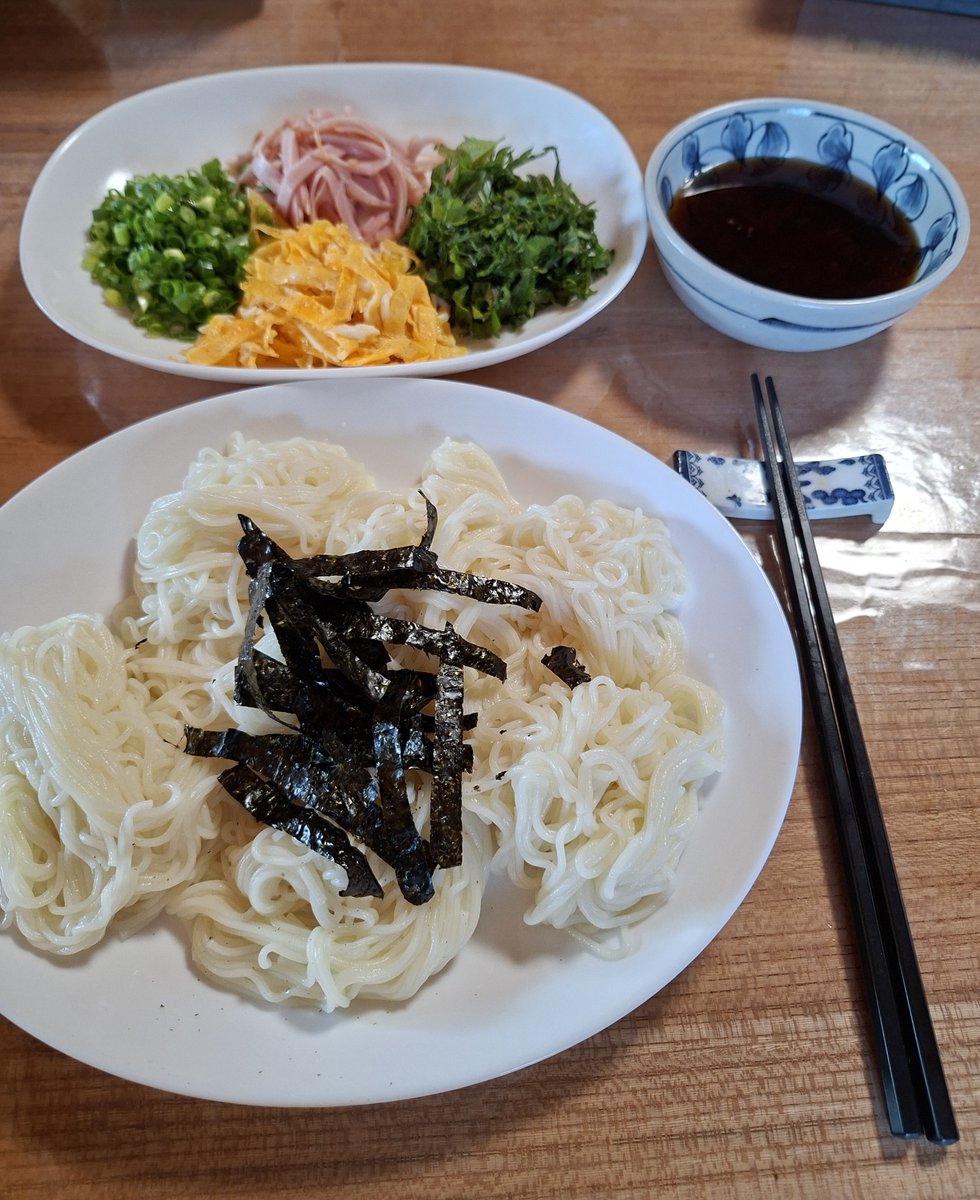 zoukikou's tweet photo. 外気温が33℃なので、象形流素麺料理法研究家として播州素麺を茹でててお召し上がりになりました。
薬味はおネギとハムと短冊卵と青紫蘇です。
何しろ播州です。
しらんがな。
もんのすごくうめーです。 https://t.co/6RECQsZOlV