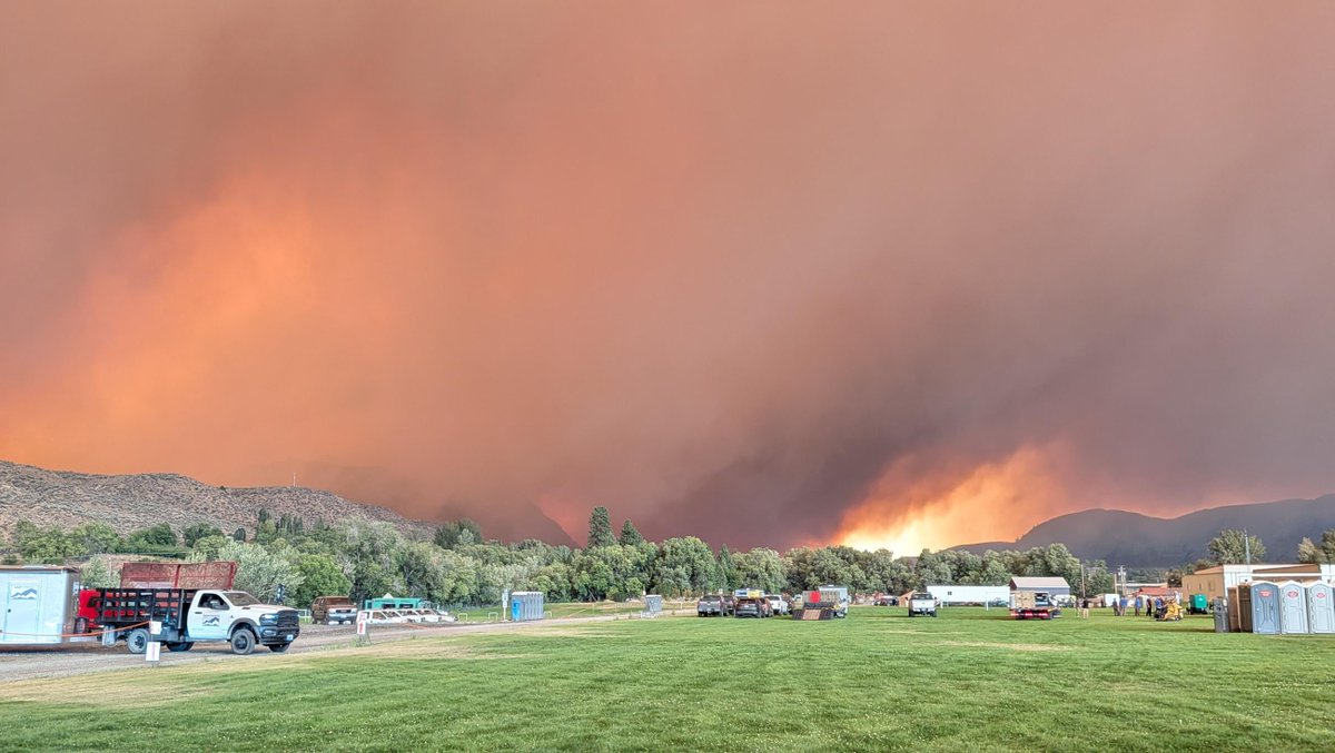 NWS_IMET_OPS's tweet photo. . @NWSLosAngeles IMET trainee en route to #SinlahekinFire near Tonasket, WA #WAwx #WAfires @NWSSpokane @waDNR_fire https://t.co/sGu53Ku5ie Photo courtesy @inciweb https://t.co/t0cC2kRgaa
