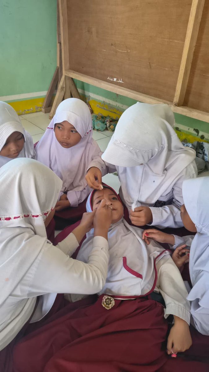 HadaitFiman's tweet photo. Mereka mungkin yatim...
Tapi mereka akan jadi generasi yang tangguh dan siap menolong.
Hari ini belajar P3K bersama.
Belajar cara membalut luka,
Agar kelak bisa jadi penolong bagi sesama.
Untuk Santri Pesantren Yatim Tapanuli Tengah πͺ
#SantriTangguh #P3K #Yatim #TapanuliTengah https://t.co/CIiTRgfutZ