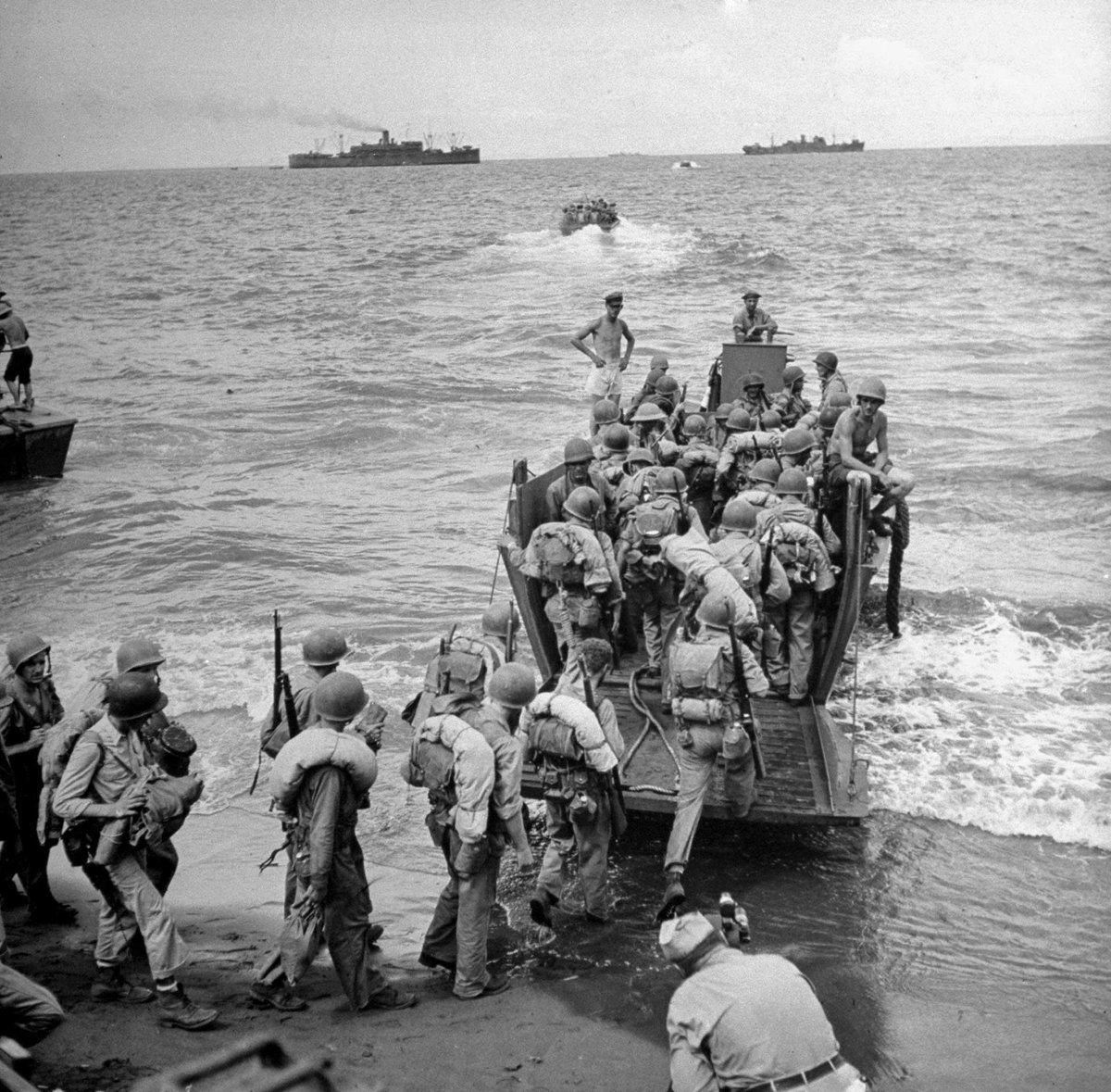 Leoruz's tweet photo. HARI INI • 7 AGUSTUS 📅

Tepat pada hari ini tahun 1942, pasukan Sekutu mendarat di Pulau Guadalcanal, Kepulauan Solomon.

Inilah awal Operasi Watchtower, ofensif besar pertama Sekutu terhadap Jepang di Perang Pasifik.

Sasaran utamanya adalah sebuah lapangan terbang yang sedang dibangun Jepang. Setelah berhasil direbut, lapangan itu dinamai Henderson Field dan menjadi pangkalan penting bagi Sekutu untuk mengendalikan langit di Pasifik Selatan.

Pertempuran Guadalcanal berlangsung hampir enam bulan, melibatkan pertempuran darat, laut, dan udara yang sangat sengit.

Kekalahan Jepang di Guadalcanal menjadi salah satu titik balik Perang Dunia II di Pasifik. Sejak saat itu, Jepang lebih banyak bertahan daripada terus memperluas wilayah kekuasaannya.