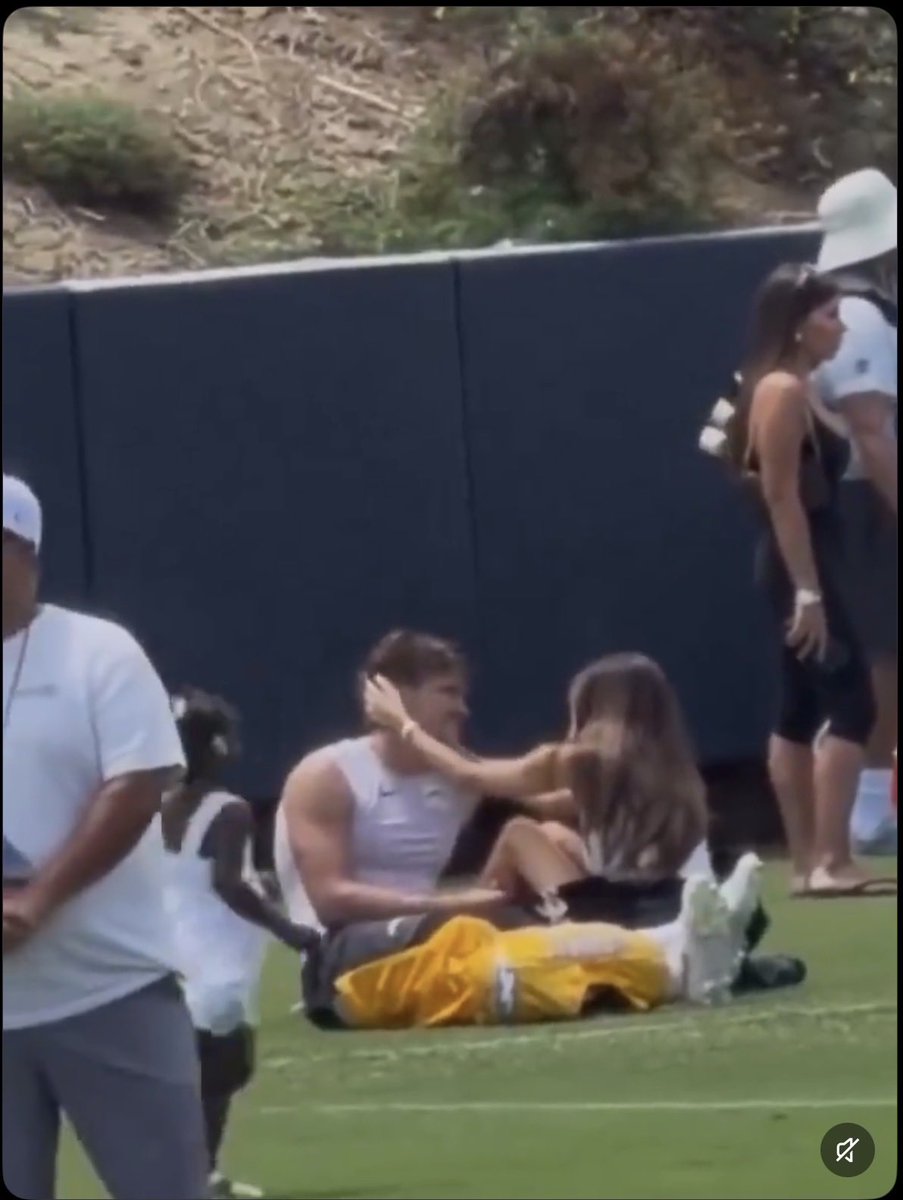 CheezeburgerRan's tweet photo. What a great start to #Chargers camp 🙃 #BoltUp https://t.co/VbV23MBl78