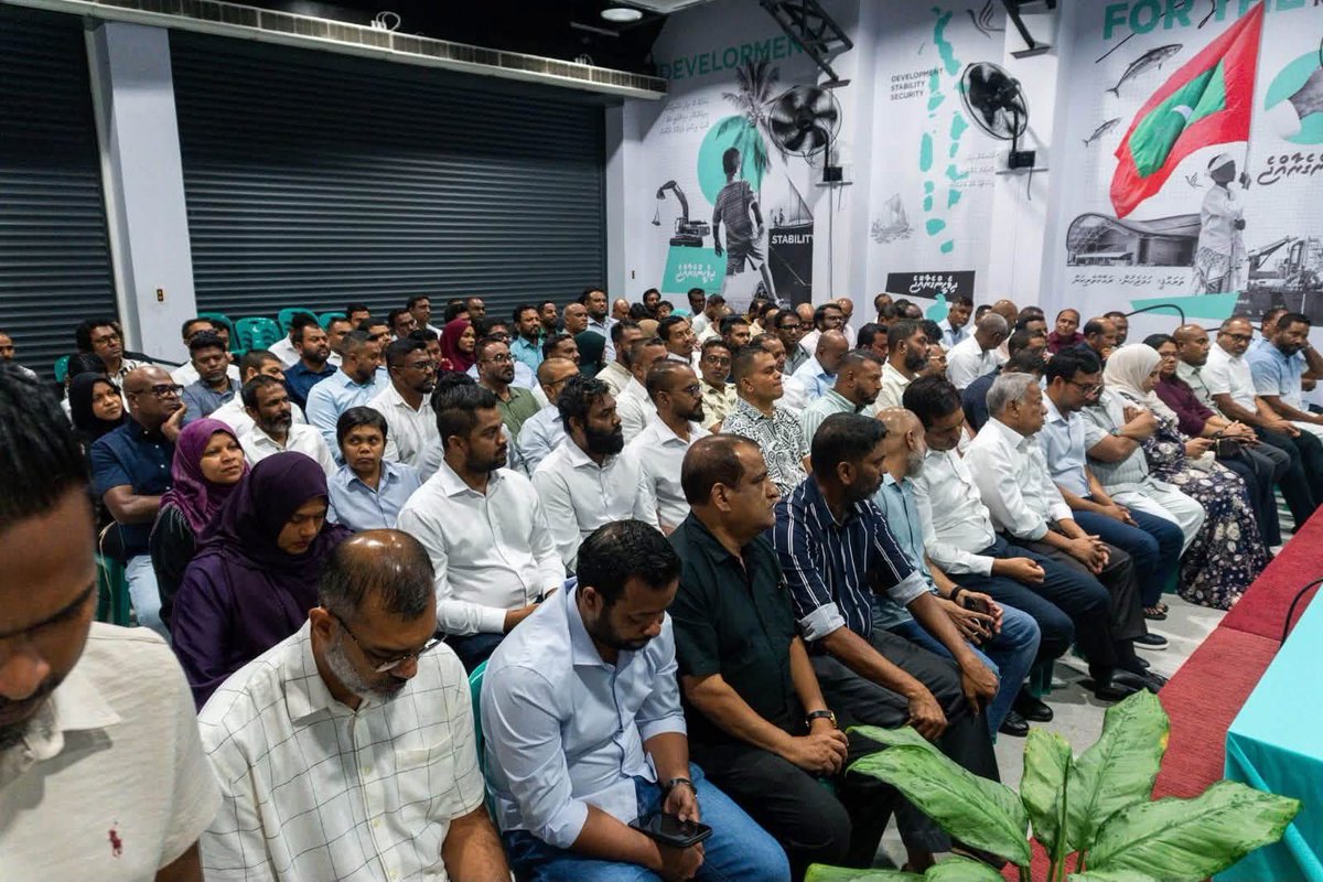 raees_muizzu's tweet photo. ކޮންގްރެސް ޕާޓީގެ މެންބަރުންގެ މަޖިލީހުގެ ބައްދަލުވުމުގެ ތެރެއިން.

#DhiveheengeRaajje 
#CongressPartyMV https://t.co/cu8stnDHSB
