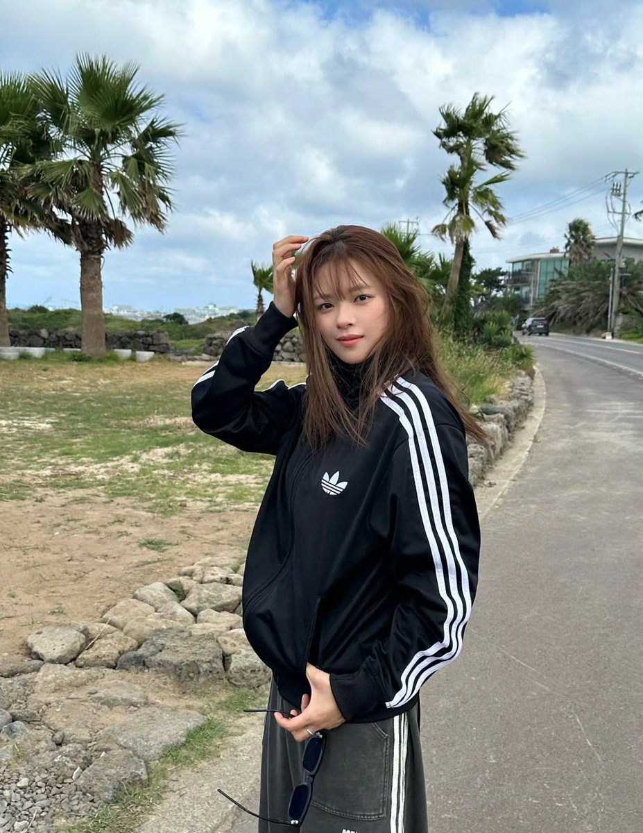 godmitzu's tweet photo. JEONGYEON OMG SHE'S SO GORGEOUS https://t.co/xg2Srv0gAt