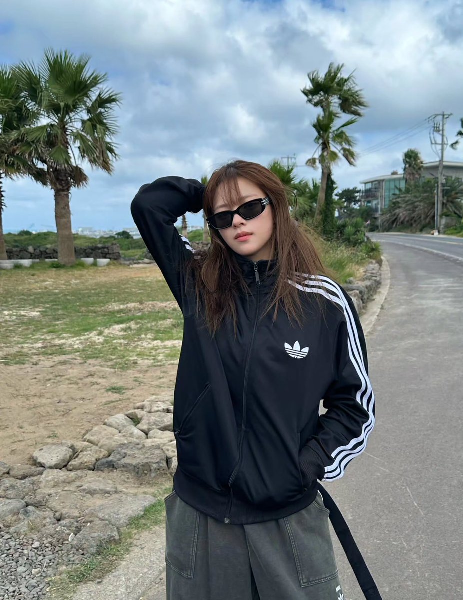 godmitzu's tweet photo. JEONGYEON OMG SHE'S SO GORGEOUS https://t.co/xg2Srv0gAt