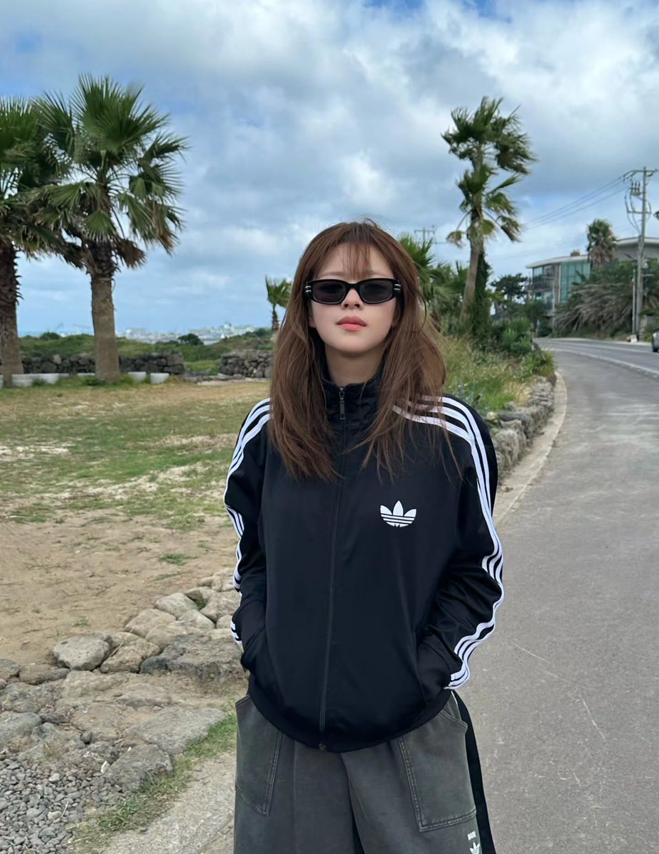 godmitzu's tweet photo. JEONGYEON OMG SHE'S SO GORGEOUS https://t.co/xg2Srv0gAt