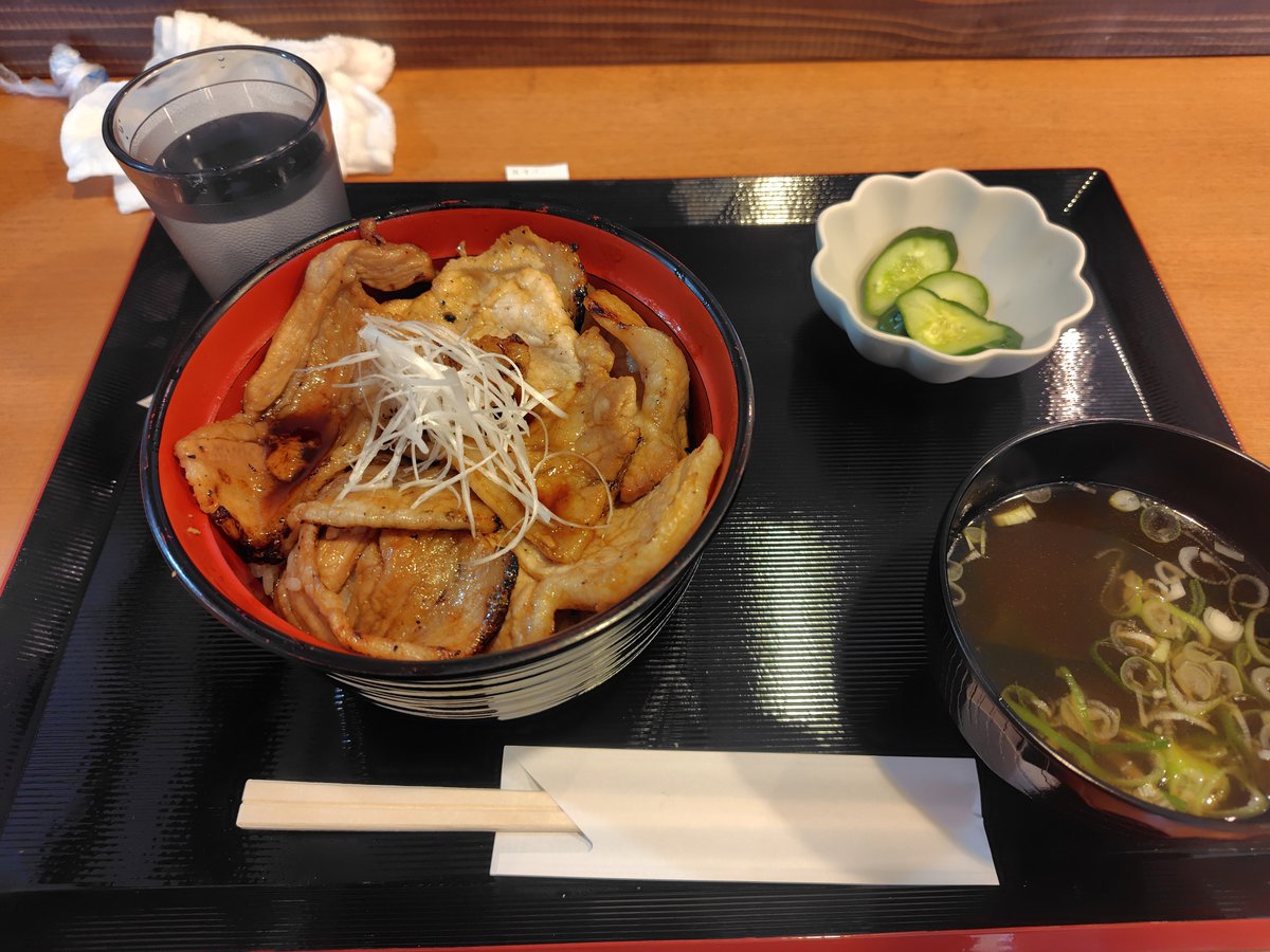taiga4112's tweet photo. 講習会場の一階だったので食いに来た

午後の講習も考えて普通盛りにしたけどうめぇ

へにゅう君とまた来る時は特盛でガッツリ食うぞぉ〜 https://t.co/wvouSSzv7Y