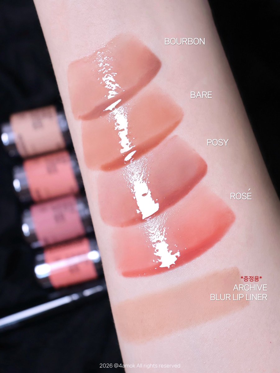 4a_mok's tweet photo. [광고] #RT이벤트
@naming_cosmetic 
#RT 해주신 3분께 네이밍 아카이브 오버듀 글로시 립 틴트 보내드려요💋(컬러 랜덤/8/11일 당발)

네이밍 립 좋아하는 이유가 특유의 멀멀한 누디 컬러감 때문인데…이번 신상도 역시 기대보다 더더 예쁨🖤 채도만 뚝 떨군 누디가 아니라 얼굴에 자연스럽게 혈색을 더해주는 컬러라 바르는 순간 분위기가 확 살아나는 느낌! 이번 아카이브 오버듀 글로시 립 틴트는 누하우스 원제홍 원장님과 공동 개발한 제품인데요, 과하게 립만 튀는 느낌 없이 원래 내 입술처럼 자연스럽게 혈색만 살아나서 너무 예뻤어요!

무엇보다 제 애착템답게 광택이 맑게 올라오는데 시간이 지나도 컬러가 탁해지는 다크닝이 거의 없어서 처음 발랐을 때 느낌 그대로 유지되는 게 진짜 만족! 컬러도 다 데일리로 쓰기 좋아서 취향 따라 고르기 쉬웠답니다🌹