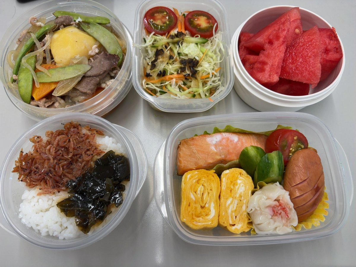 hamorhysm's tweet photo. 今日のお弁当

ご飯 あみ海老 昆布佃煮
肉じゃが
焼き鮭
卵焼き
しゅうまい
フランクフルト
きゅうり漬け
プチトマト
キャベツサラダ
スイカ　など

#お弁当 #お弁当記録 https://t.co/QLIUHH2oKv