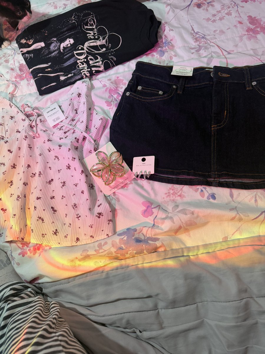 hotmarriee's tweet photo. Gastei R$500 reais hoje no cartão do beta, só com coisinhas bobas na Cotton on. Seu dinheiro na minha mão vira nada! E esse é meu maior fetiche <3 https://t.co/PL2QLQu1zv