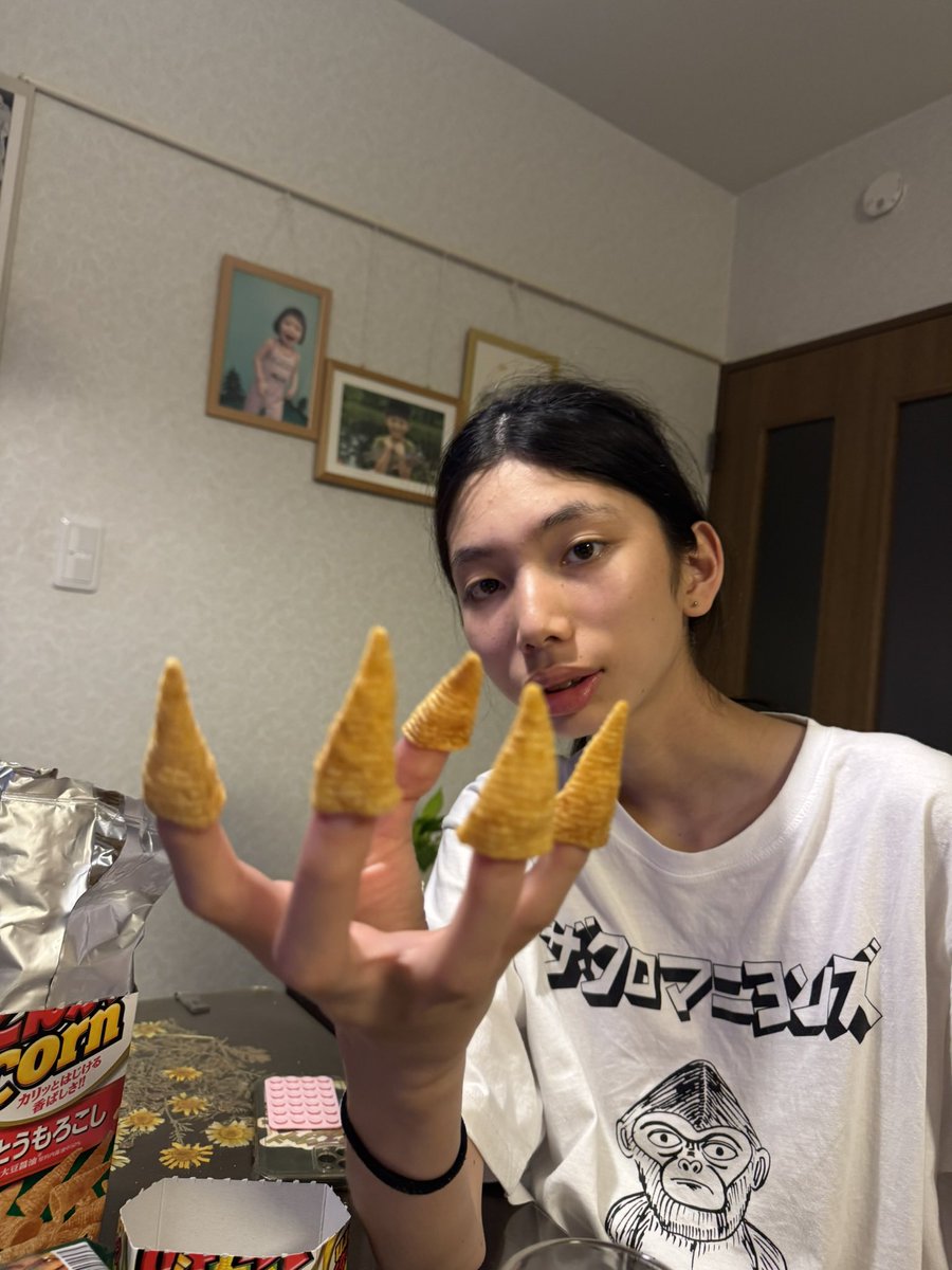 JinKatagiri_now's tweet photo. とんがりコーンを指にはめる15歳…。
#52歳はもうやらない https://t.co/xKSKMdh7tt